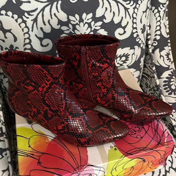 Ladies SZ 6.5 AMELIA GRACE Vino Multi Nadita Faux Snakeskin Red/Black - Picture 13 of 16